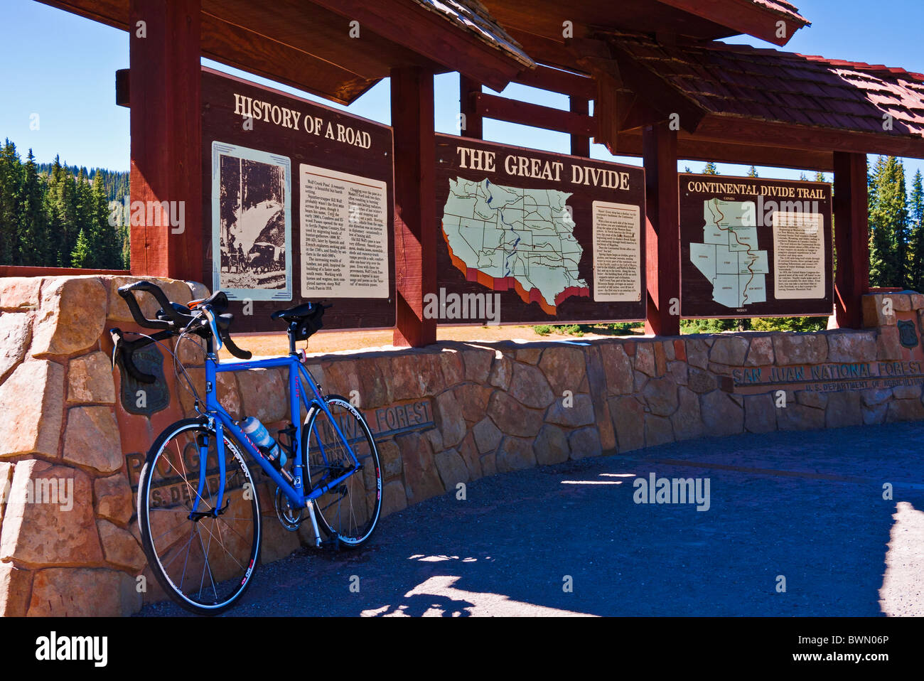 Continental Divide segno e bicicletta su Wolfe Creek Pass, Rio Grande Foresta Nazionale, Colorado Foto Stock