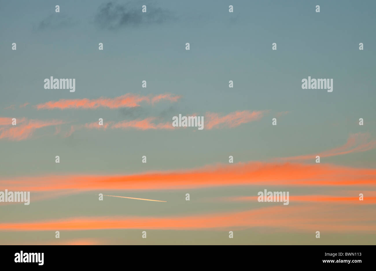 Un aereo attraverso il tramonto nuvole sopra il Lake District, UK. Foto Stock