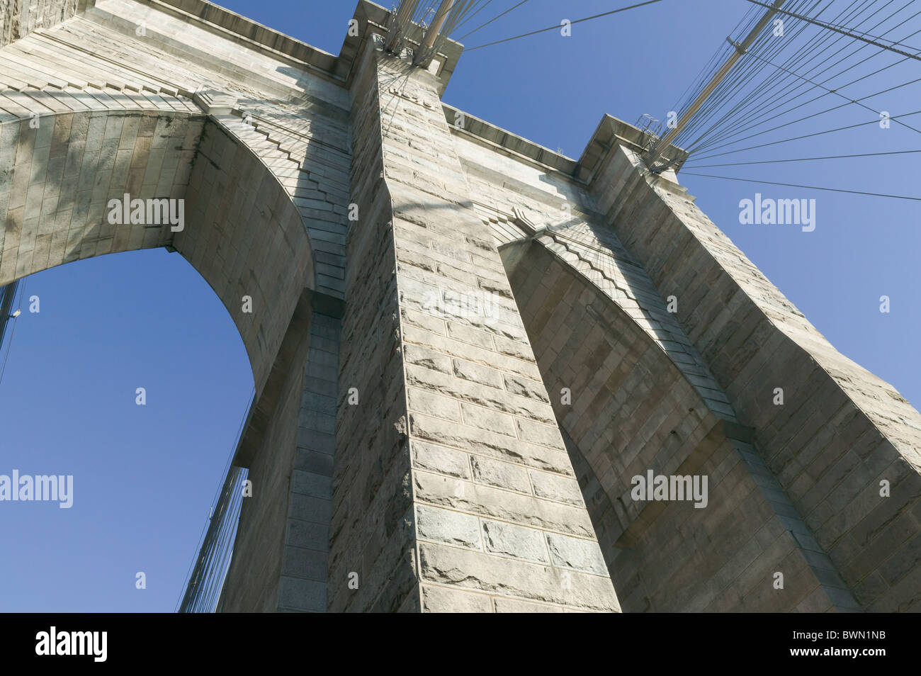Una delle torri di sostegno del Ponte di Brooklyn Bridge Foto Stock