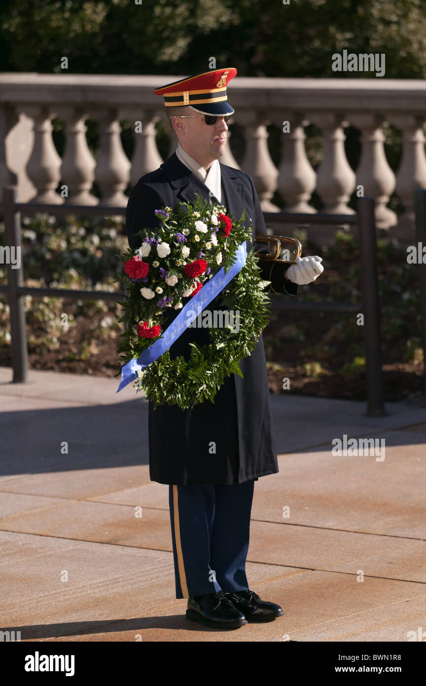 Guardia d'onore presso la Tomba degli Ignoti (Tomba del Milite Ignoto) in Al Cimitero Nazionale di Arlington Foto Stock