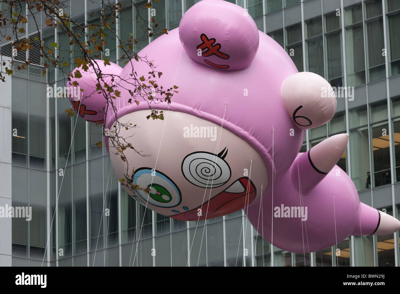 Il Takashi Murakami "Kiki' elio palloncino riempito galleggianti overhead durante il 2010 Macy's Thanksgiving Day Parade Foto Stock