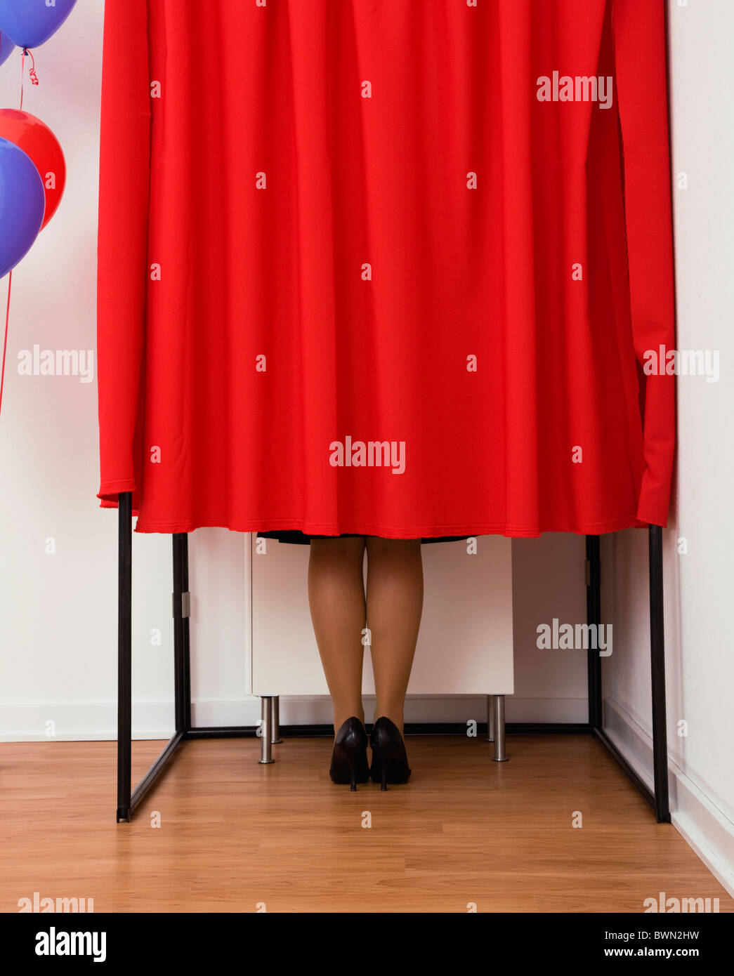 Stati Uniti d'America, Illinois, Metamora, vista posteriore della donna per le gambe in cabina di voto Foto Stock