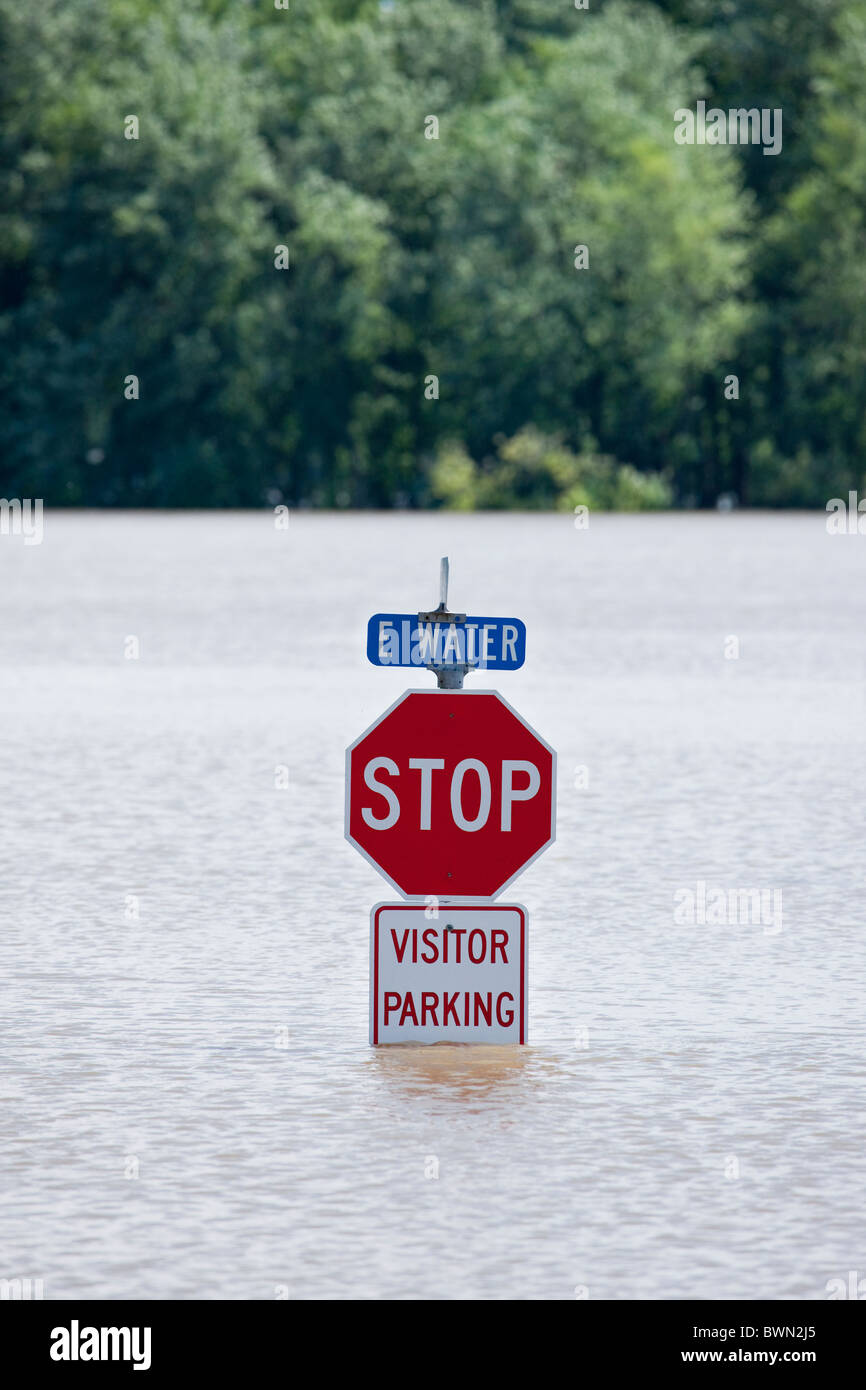 Stati Uniti d'America, Illinois, segno di stop in flood Foto Stock