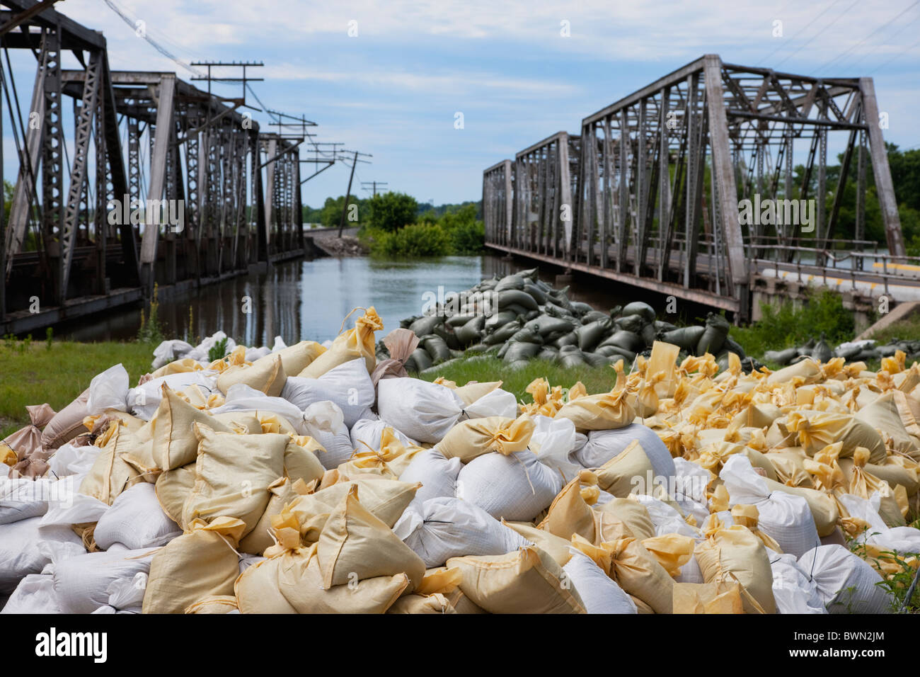 Stati Uniti d'America, Missouri, inondazione dei sacchi di sabbia vicino al fiume e i ponti Foto Stock