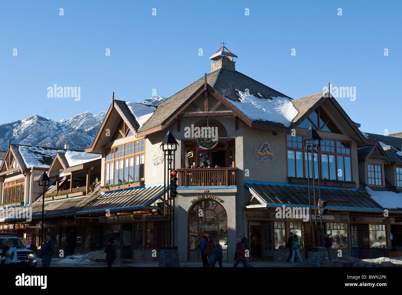 Il monte Norquay si erge sopra il centro di Banff, il Banff National Park, Alberta, Canada. Foto Stock