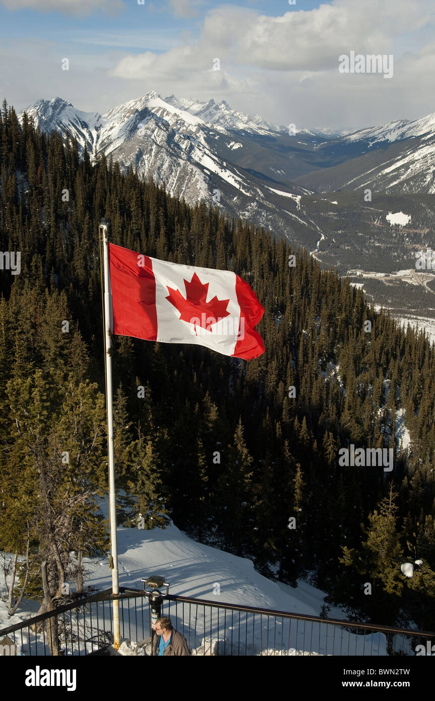 Bandiera canadese che vola in cima a Sulphur Mountain, Banff, Alberta, Canada. Foto Stock