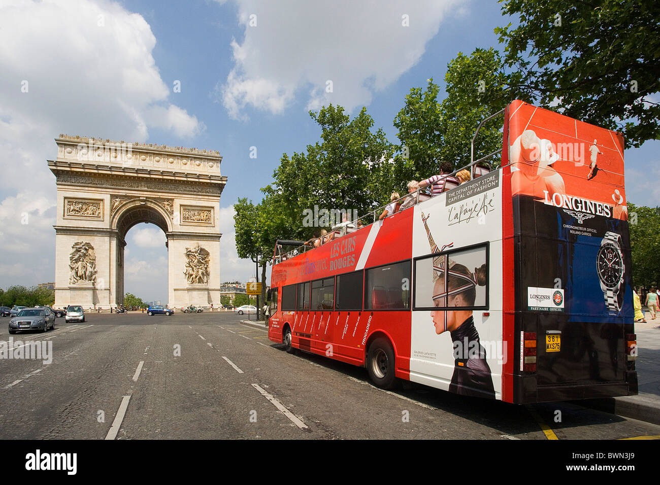 Francia Europa Parigi city Arc de Triomphe arco trionfale street sightseeing bus turismo turisti Foto Stock