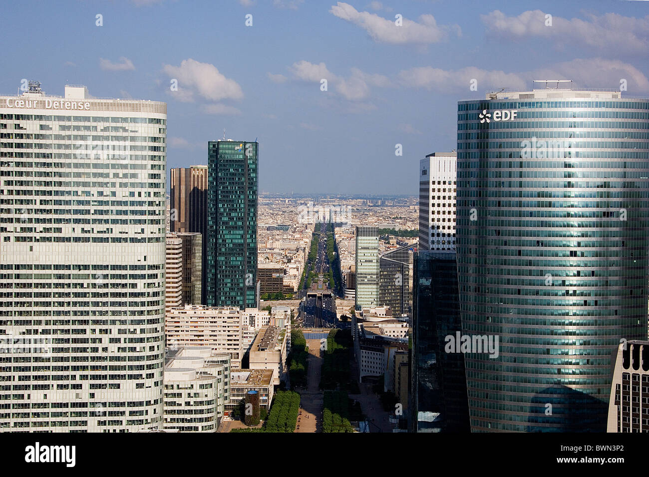 Francia Europa Parigi città quartiere della Défense skyline alti edifici moderni Avenue Charles de Foto Stock