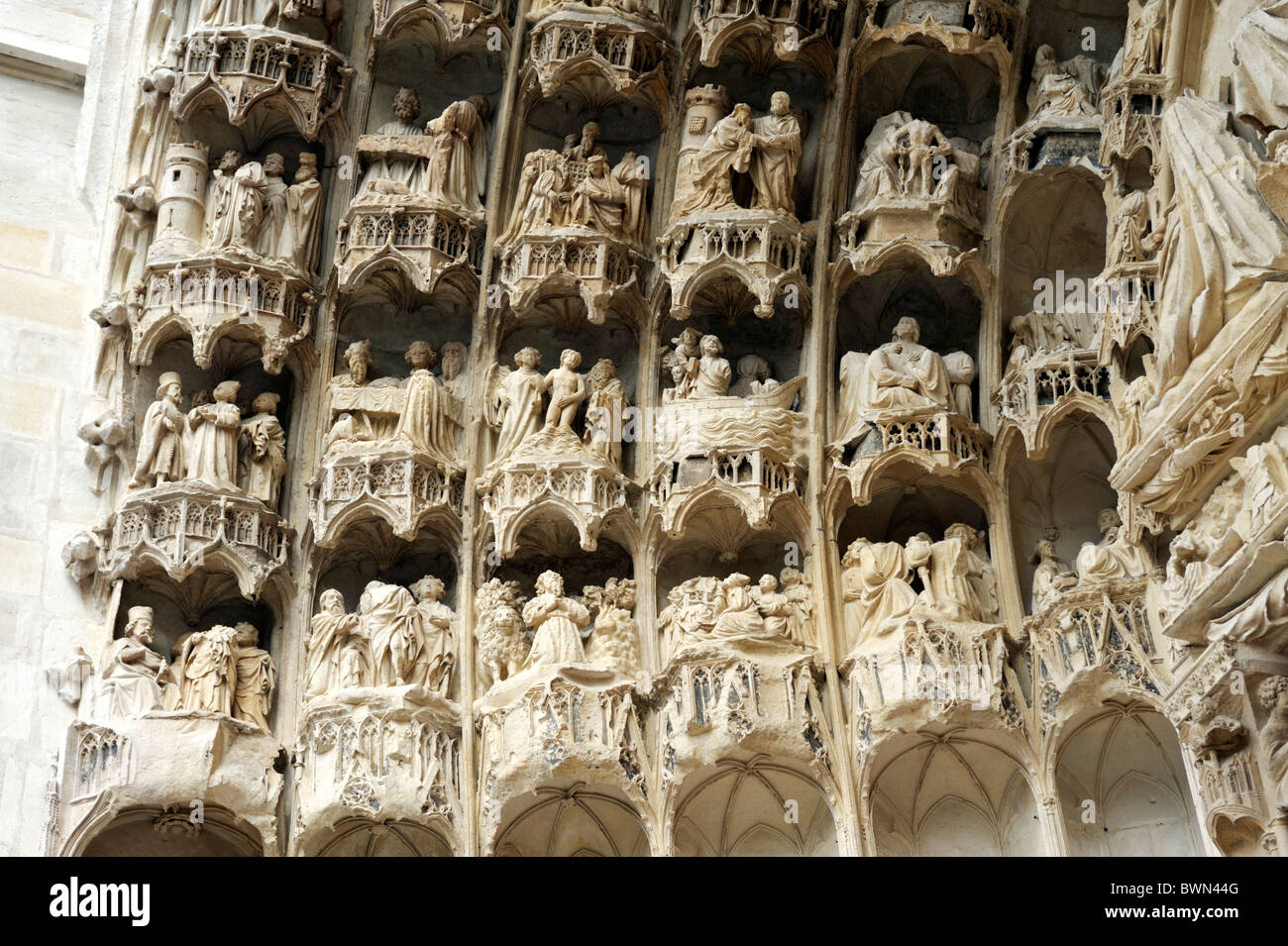 Cattedrale di Saint Etienne, Auxerre, Borgogna, Francia. Dettaglio del XIII C. facciata ovest portale principale. Pietra scolpita bassorilievo Foto Stock