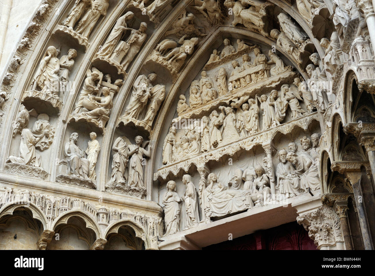 Cattedrale di Saint Etienne, Auxerre, Borgogna, Francia. Dettaglio del XIII C. facciata ovest del portale a destra. Pietra scolpita bassorilievo Foto Stock