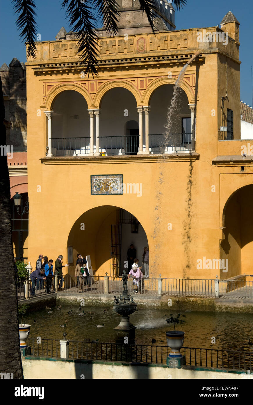 I turisti al Real Alcazar Palazzo Reale di Siviglia Andalusia Spagna Foto Stock