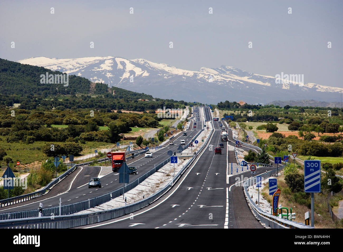 Europa spagna andalusia Regione Expressway Sierra Nevada paesaggio vetture del traffico di collegamento di trasporto Foto Stock