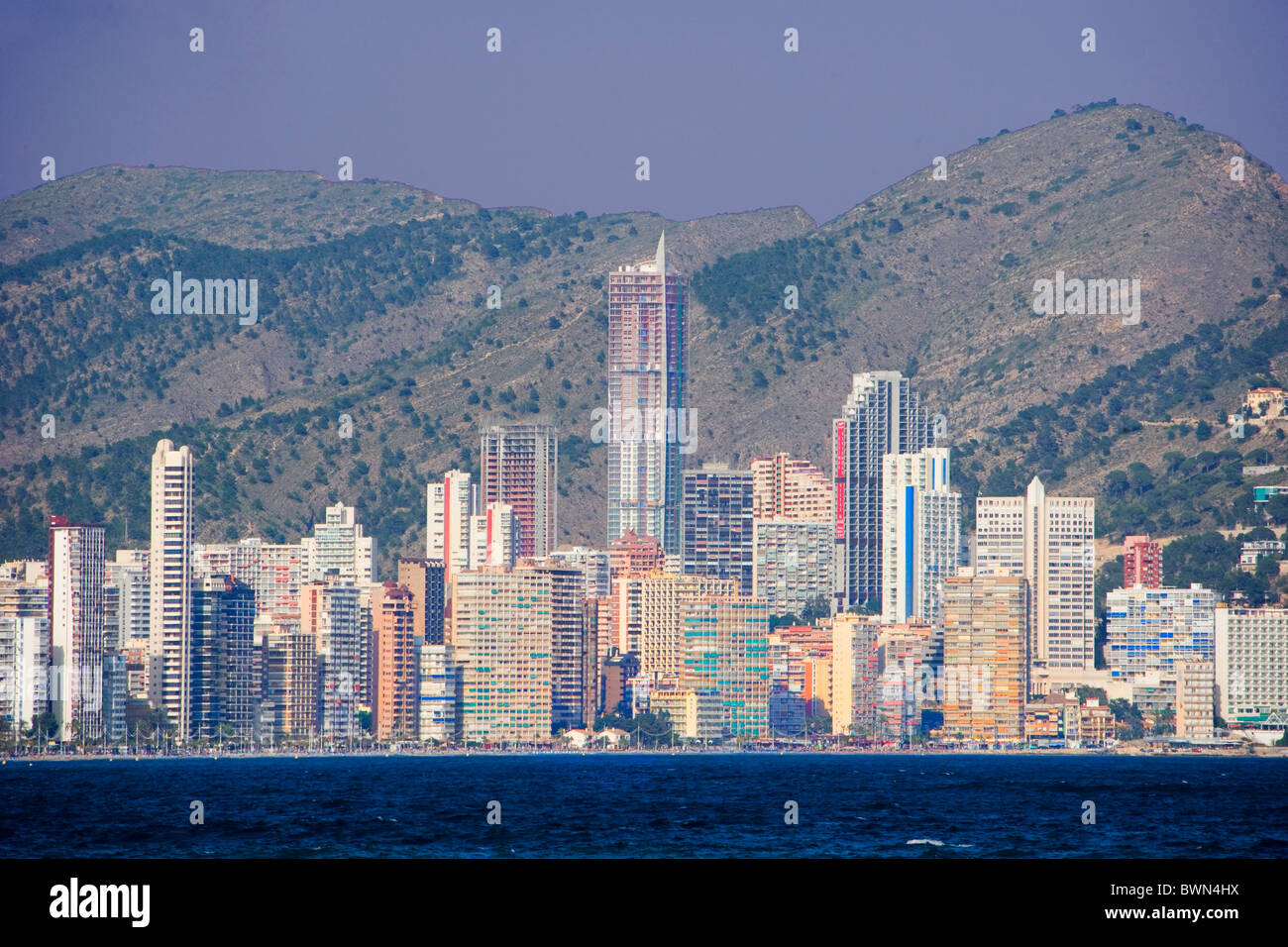 Spagna europa della città di Benidorm Costa Blanca Alicante provincia edifici ad alta alberghi alta montanti costa città Foto Stock