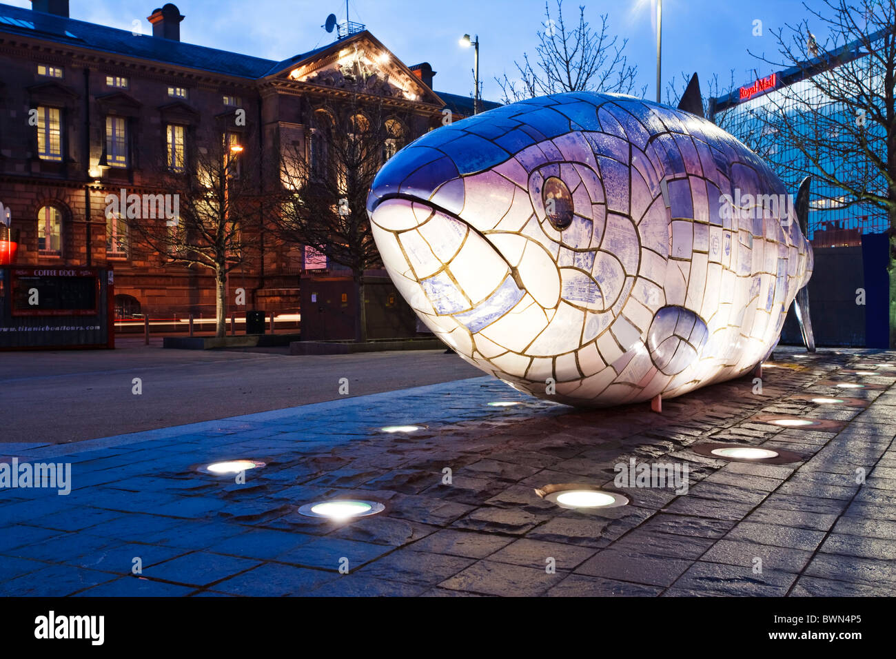 La grande "pesce" scultura di Giovanni benevolenza su Donegall Quay, Belfast, Irlanda del Nord Foto Stock