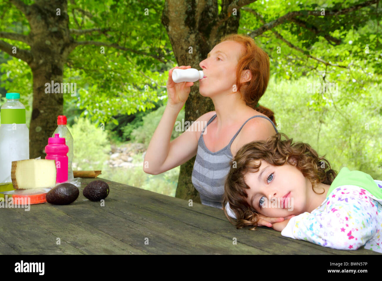 Madre figlia picnic parco all'aperto ragazza rilassata Foto Stock