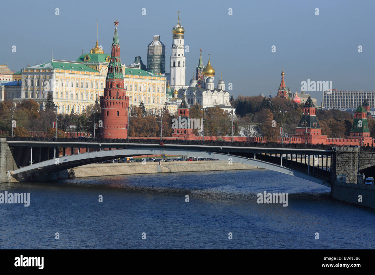 In Russia il Cremlino di Mosca viaggio viaggio Europa fiume architettura Moskwa embankment bridge centro città t Foto Stock