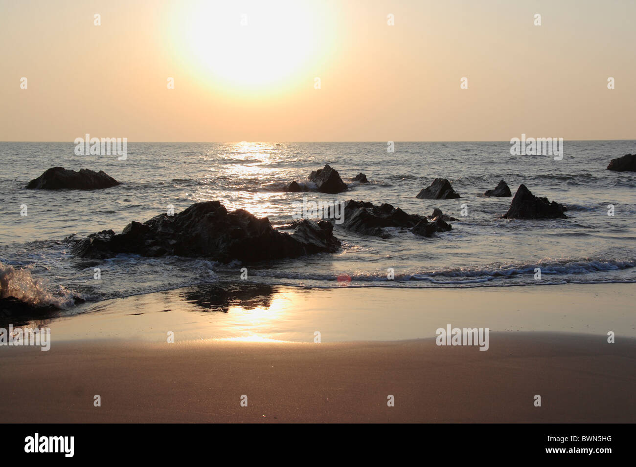 India Goa spiaggia viaggio viaggio Asia asian mare sole tramonto sunrise rocce paesaggio penombra sera mattina Foto Stock