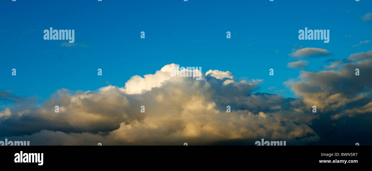Cumulonimbus nuvole meteo avvicinamento frontale su un cielo blu chiaro giorno Foto Stock
