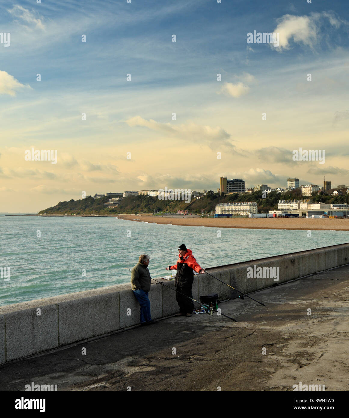 Fisherman raccontando il suo racconto alto Foto Stock