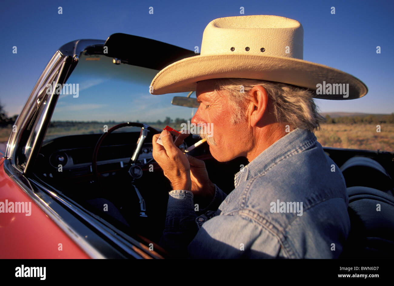 USA America Stati Uniti nord america Cowboy illuminazione Oregon Sigaretta fumare sigarette cappello da cowboy cabri Foto Stock