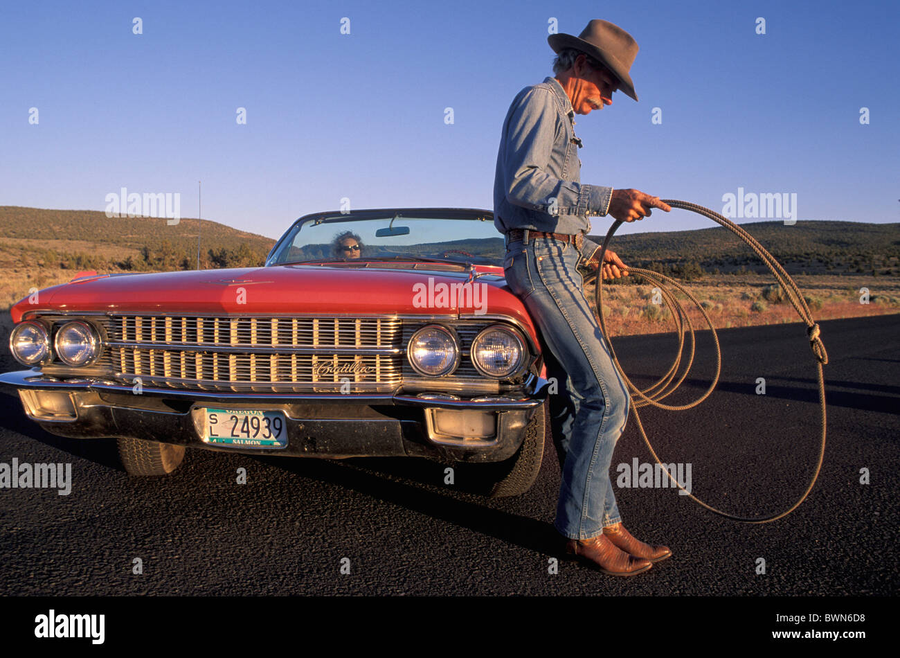 USA America Stati Uniti nord america Cowboy Standing Oregon cappello da cowboy cabriolet oldtimer ritratto di auto Foto Stock