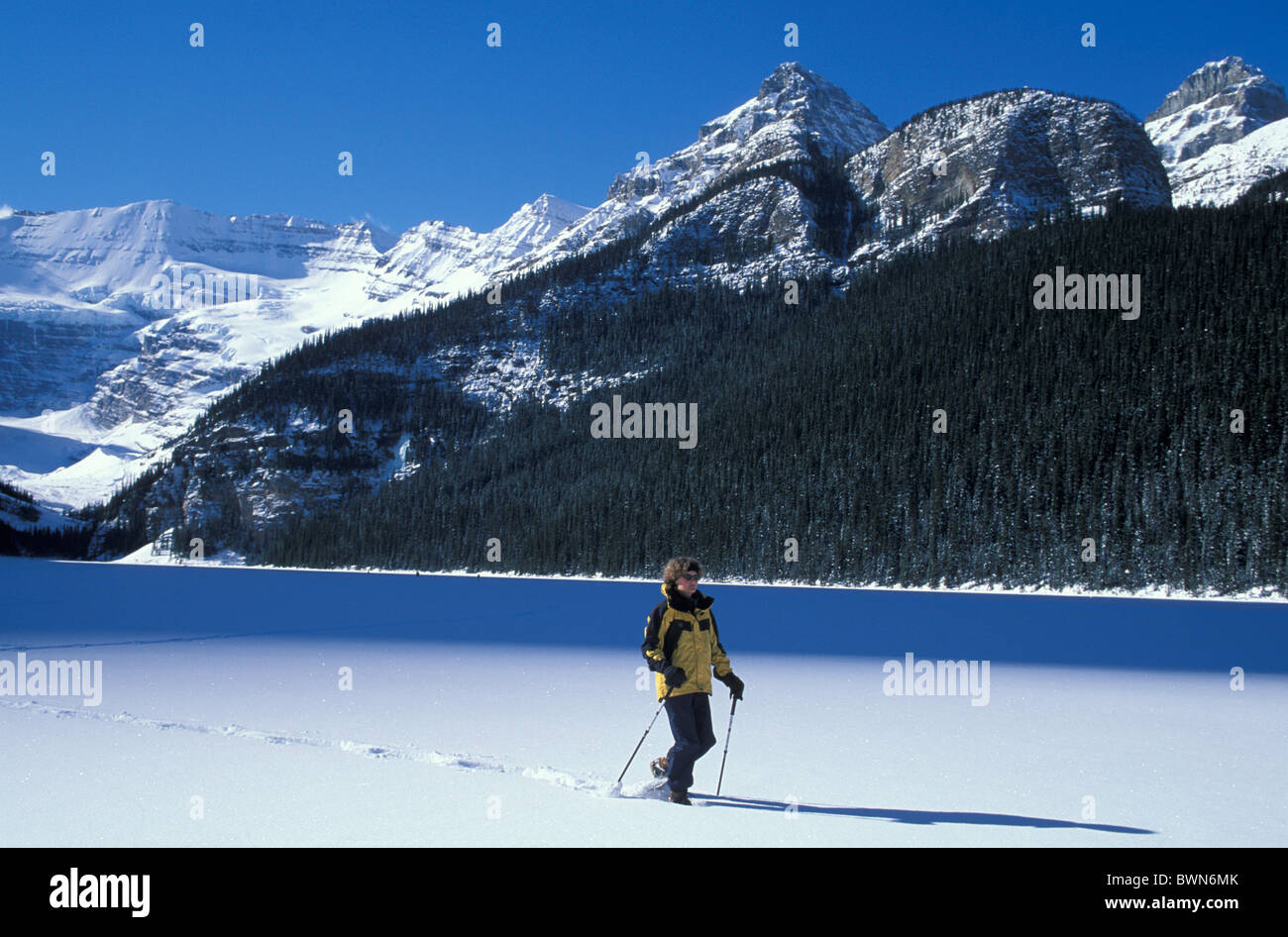 Canada America del Nord America con le racchette da neve il Lago Louise e il parco nazionale di Banff UNESCO World Heritage Site paesaggio Foto Stock