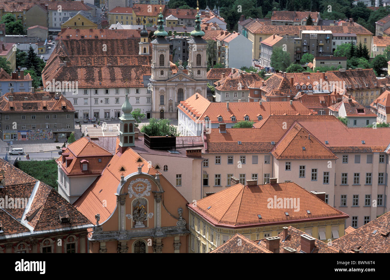 Austria Europa Graz Stiria vecchia città del patrimonio mondiale UNESCO storico elevato angolo panoramica si affacciano su r Foto Stock