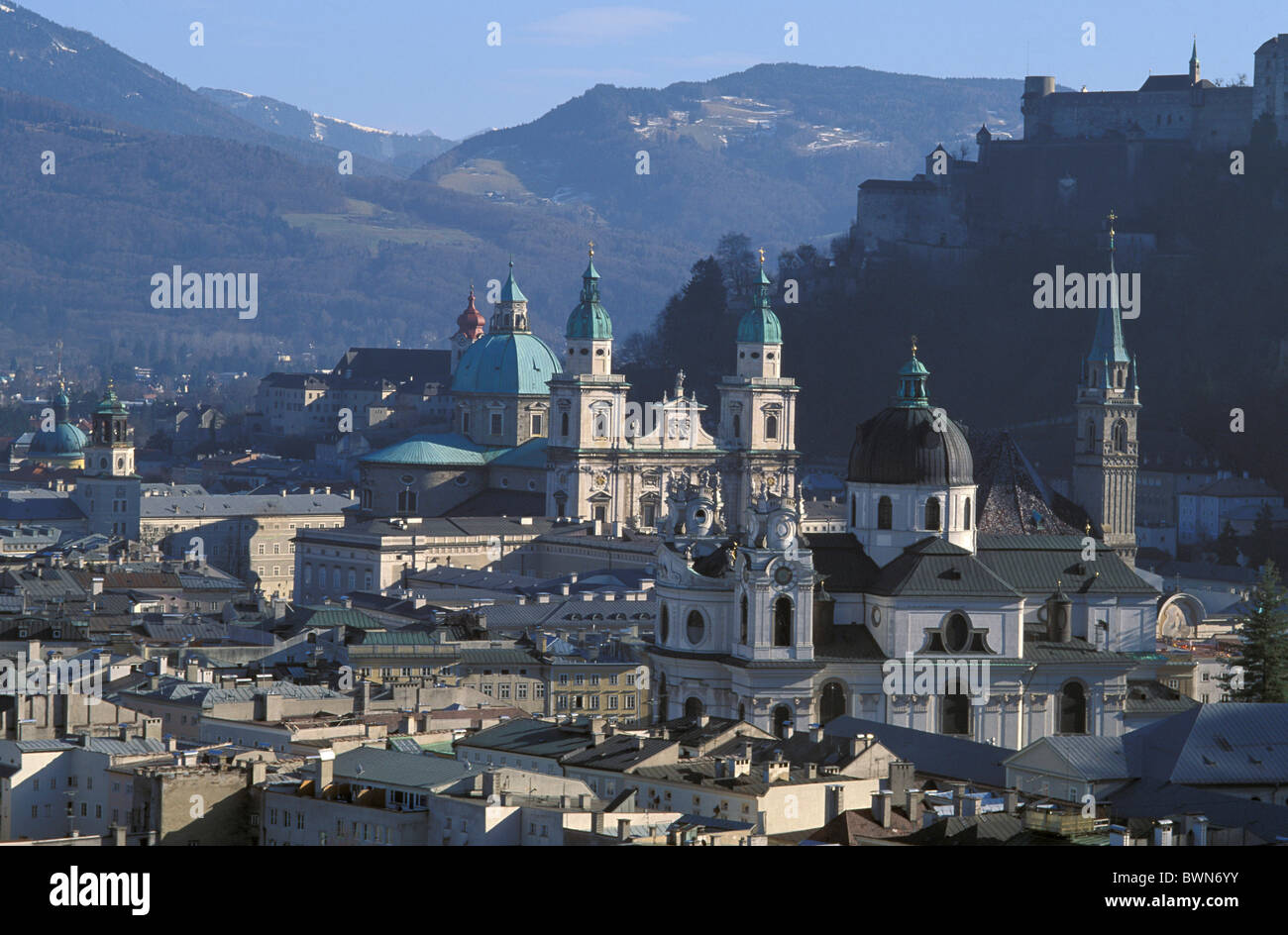 Austria Europa Salzburg sito patrimonio mondiale dell'UNESCO città panoramica della città elevato angolo di tetti chiese Salzburgerl Foto Stock