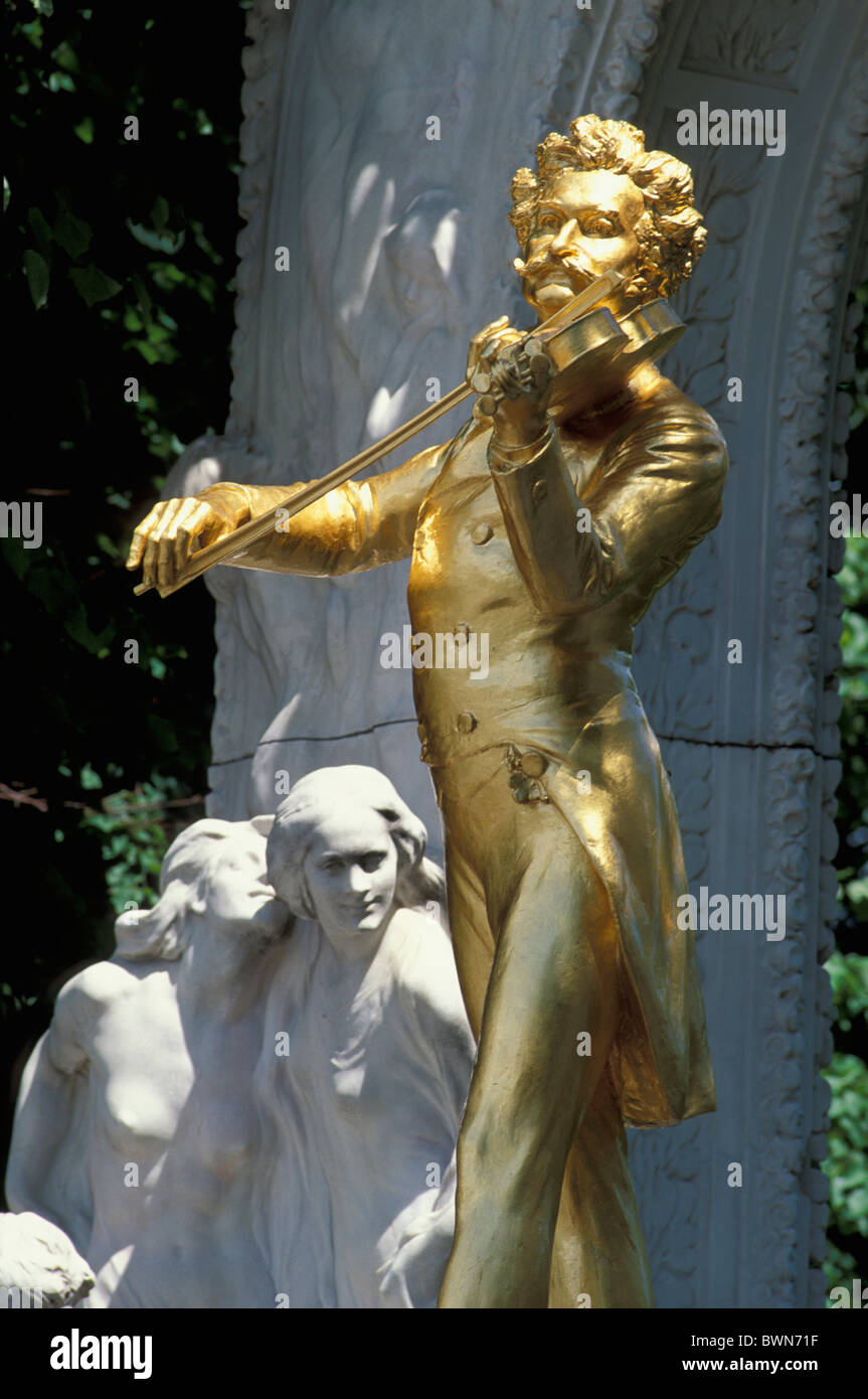 Austria Europa Johann Strauss II Statua di Vienna la scultura di Golden Waltz re la musica di arte storia e cultura compo Foto Stock