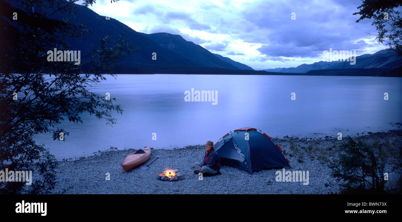 Canada America del Nord America Muncho Lake Muncho British Columbia Donna avventura Expedition canoe Tenda battello Foto Stock