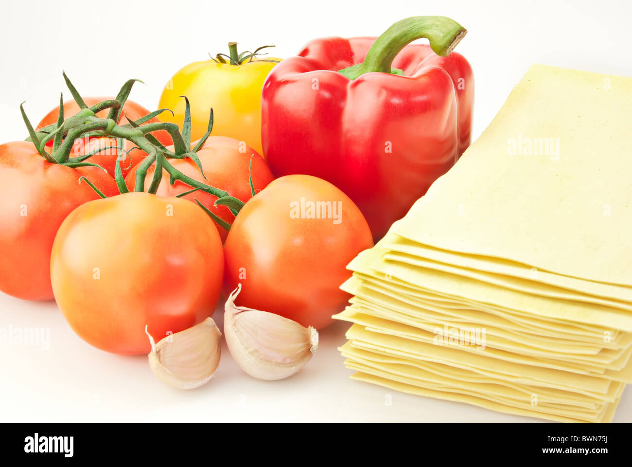 Lasagne ingredienti.il pomodoro, peperoncino, aglio e lasagne Foto Stock