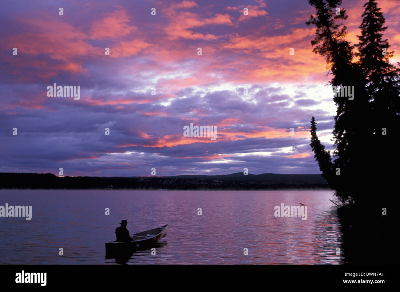 Canada America del Nord America Canoa Lago di Clearwater Kleena Kleene Paese Chilcotin British Columbia lago in barca Foto Stock