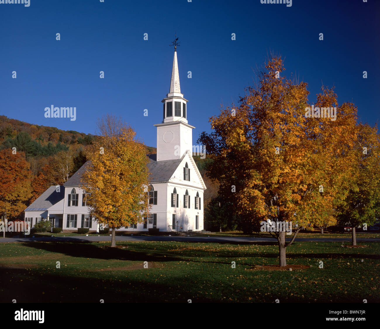 USA America Stati Uniti Nord America Indian Summer Townshend Vermont New England piccolo villaggio di legno della città Foto Stock