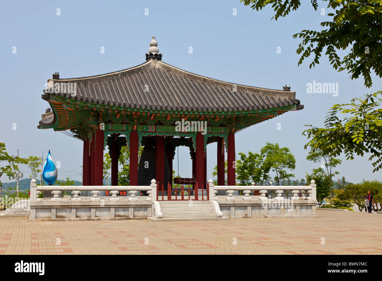 Campana del tempio vicino al Ponte della Libertà DMZ, Demilitarized Zone, la Corea del Sud. JMH3821 Foto Stock