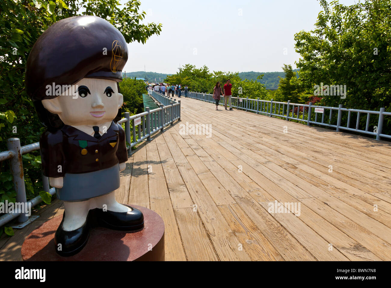 Cartoon funzionario di polizia soldato statua in ingresso al Ponte della Libertà DMZ, Demilitarized Zone, la Corea del Sud. JMH3822 Foto Stock