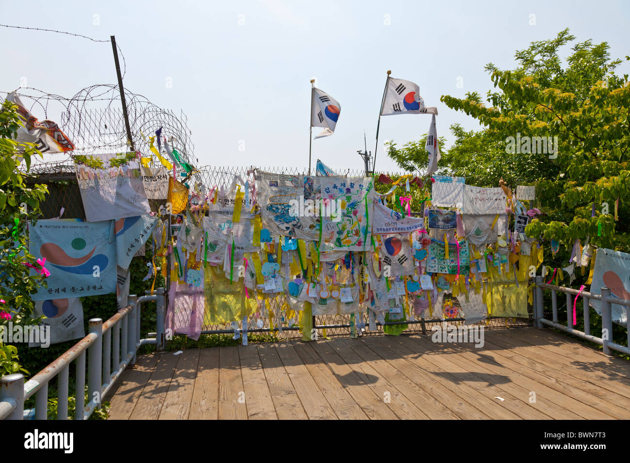 Barriera con la riunificazione dei messaggi sul ponte della Libertà DMZ, Demilitarized Zone, la Corea del Sud. JMH3825 Foto Stock