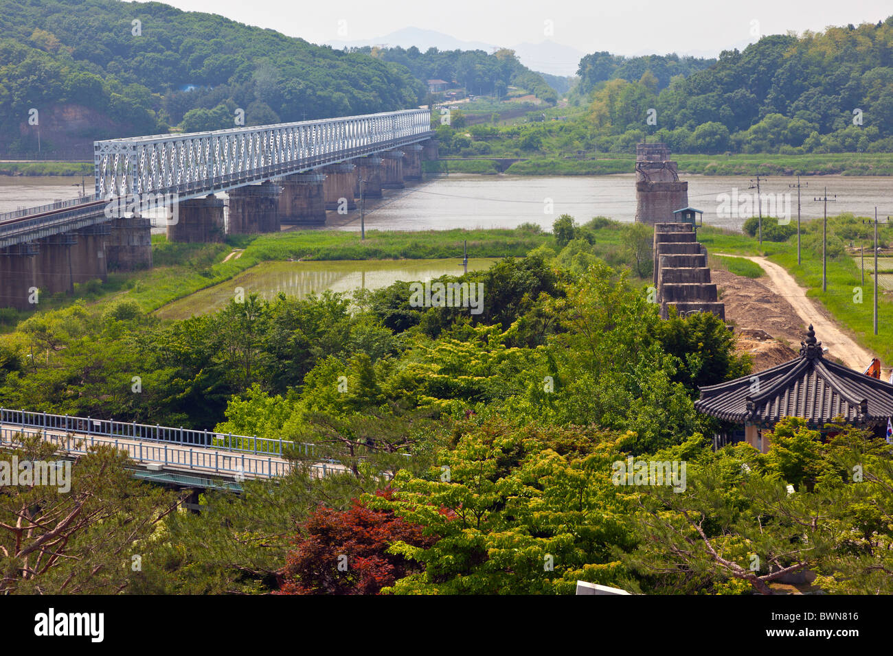 La vecchia e la nuova libertà per i ponti ferroviari oltre il Fiume Imjin tra Corea del Nord e Corea del Sud, DMZ Demilitarized Zone, la Corea del Sud. JMH3829 Foto Stock