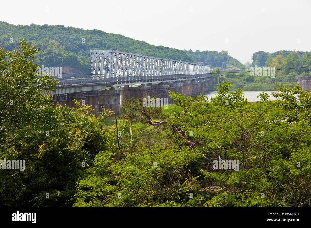 Libertà e ponte ferroviario oltre il Fiume Imjin tra Corea del Nord e Corea del Sud, DMZ Demilitarized Zone, la Corea del Sud. JMH3830 Foto Stock
