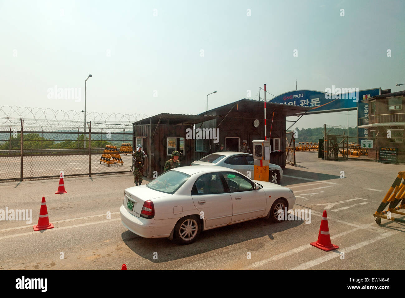 Checkpoint sulla strada all'ingresso per la JSA Joint Security Area a DMZ Demilitarized Zone, la Corea del Sud. JMH3832 Foto Stock
