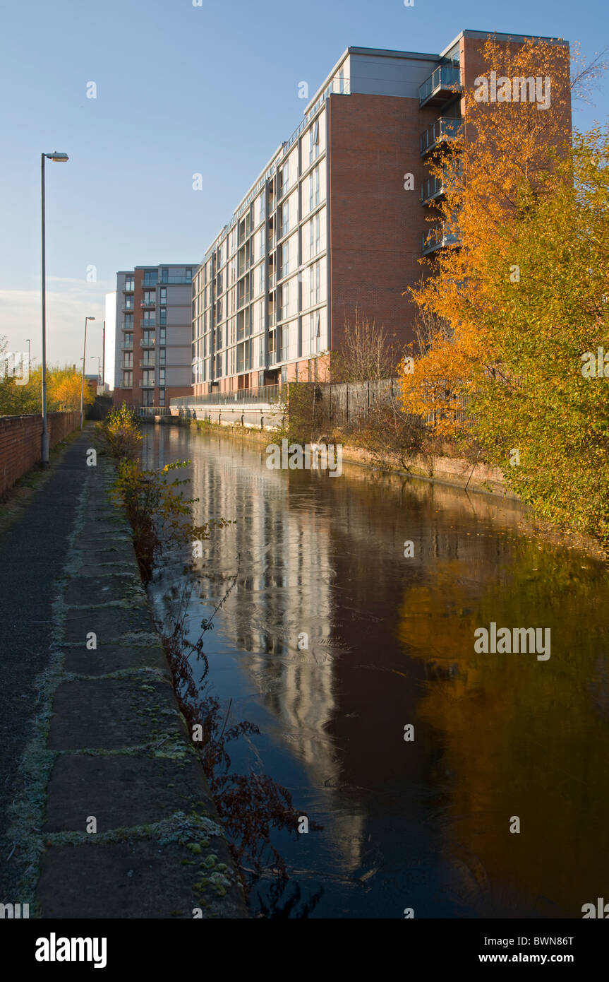 Il vetro flint Wharf apartment block con Rochdale Canal, Ancoats, Manchester, Inghilterra, Regno Unito Foto Stock