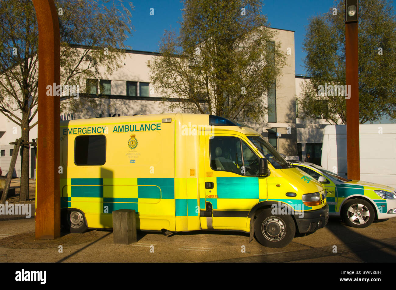 Ambulanza di emergenza al di fuori di Ancoats Primary Care Center di New Islington, Manchester, Inghilterra, Regno Unito Foto Stock