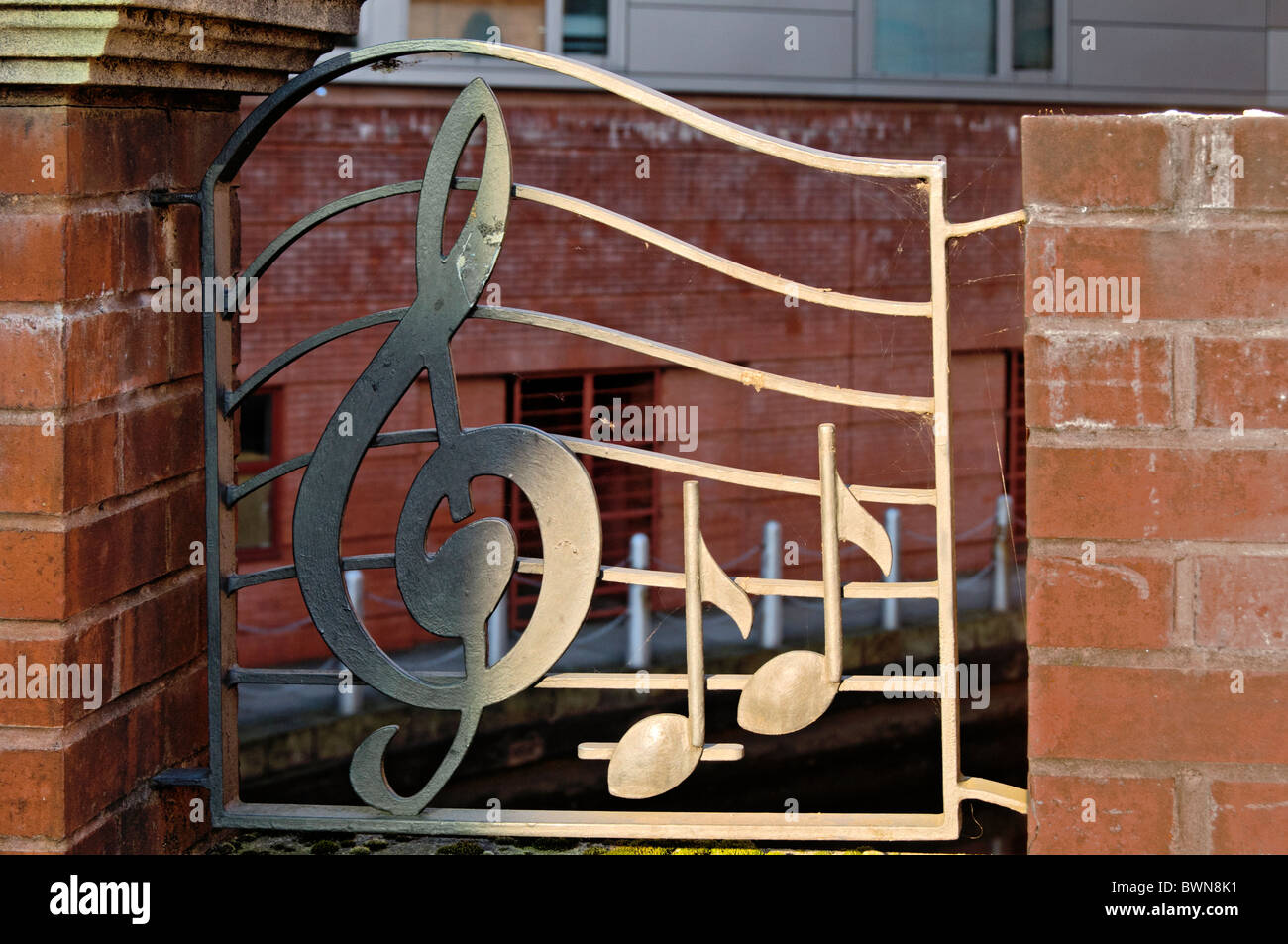 Simboli musicali sul ponte di ringhiere, Great Bridgewater Street, Manchester, Inghilterra, Regno Unito Foto Stock