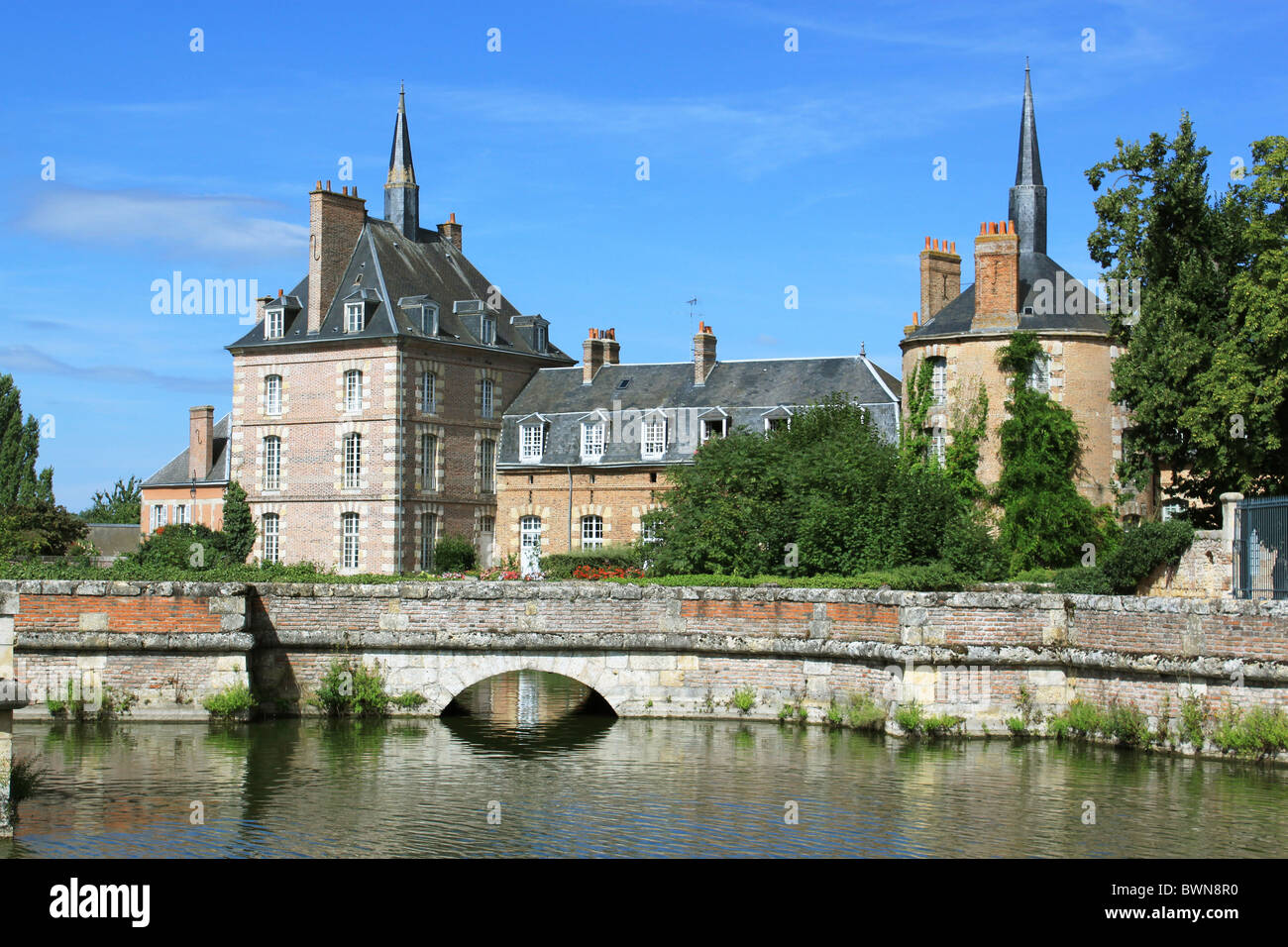 Il castello di Bellegarde e il suo parco, i suoi fossati e il suo fiume Foto Stock