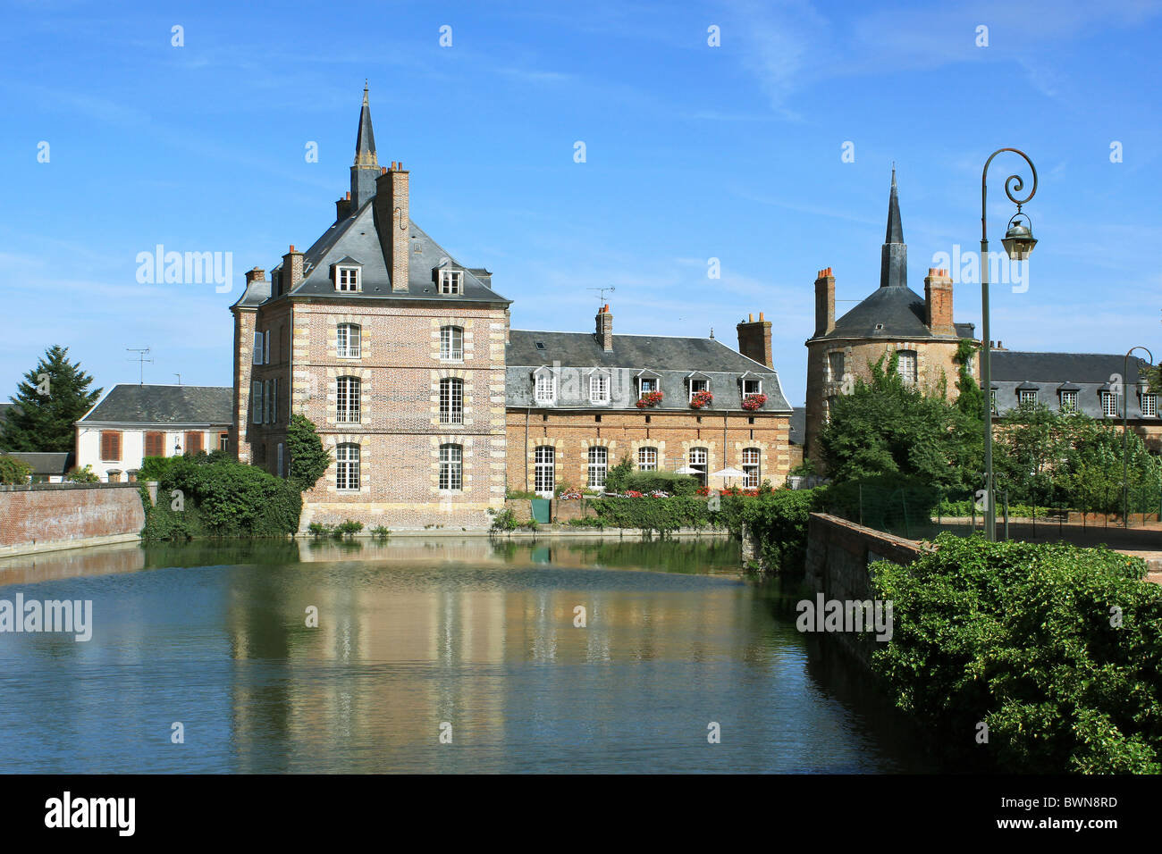 Il castello di Bellegarde e il suo parco, i suoi fossati e il suo fiume Foto Stock