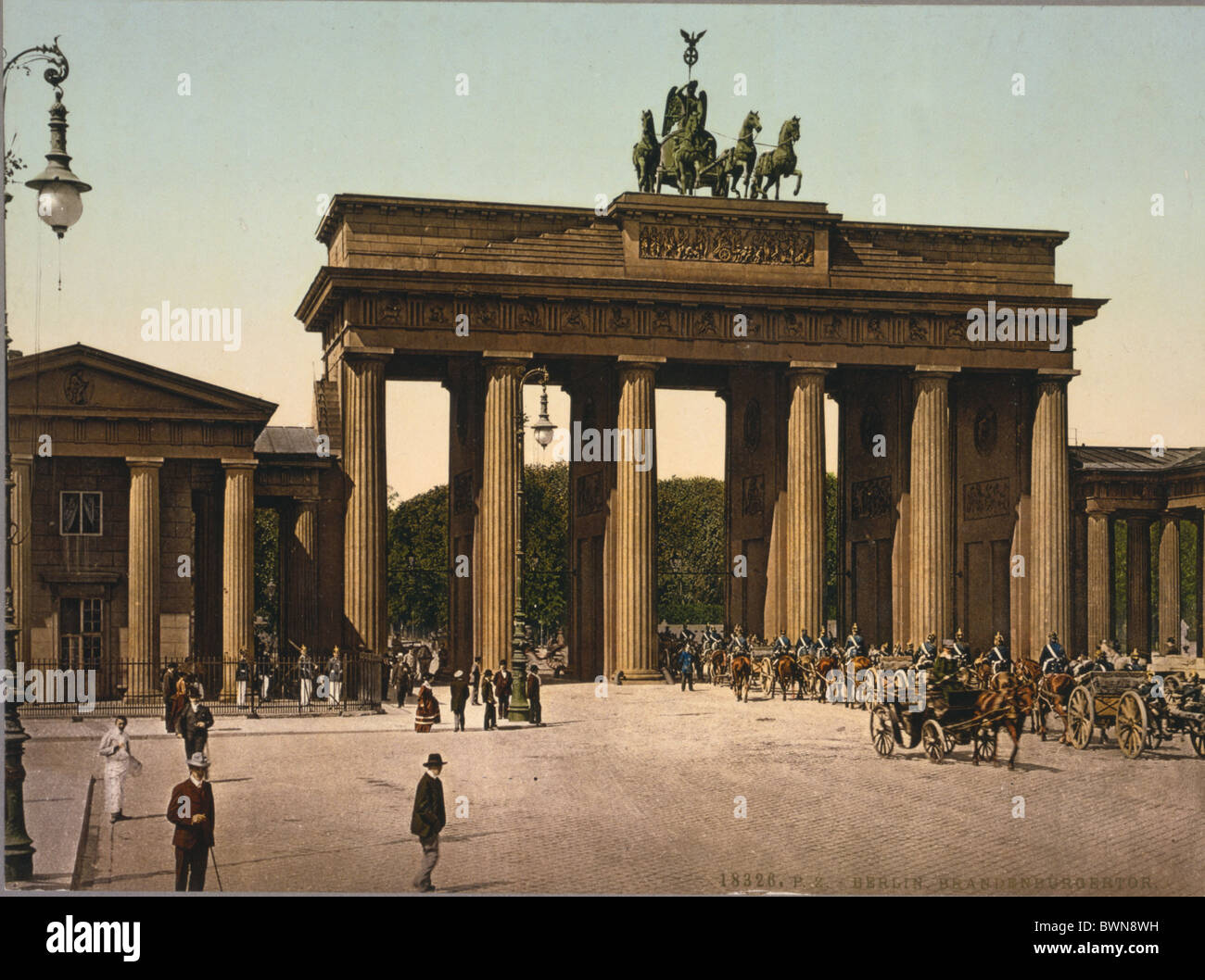 Brandenburger Tor Berlino tra il 1890 e il 1900 storia storica città storica il traffico di persone di crusca di punto di riferimento Foto Stock