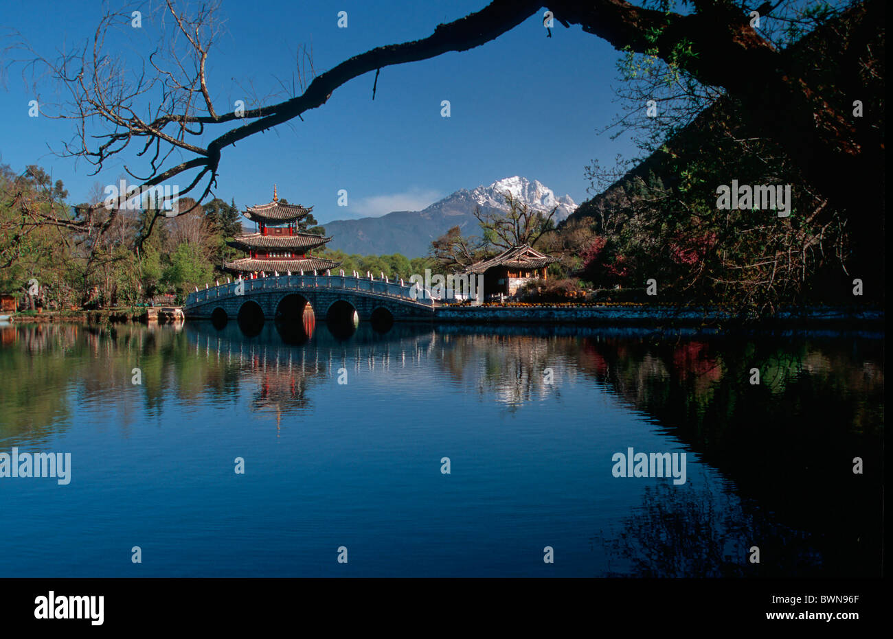 Cina Asia Lijiang Heilong Tan Gongyuan Park nella provincia dello Yunnan hei long tan gong yuan stagno il lago di Ponte Deyue pa Foto Stock