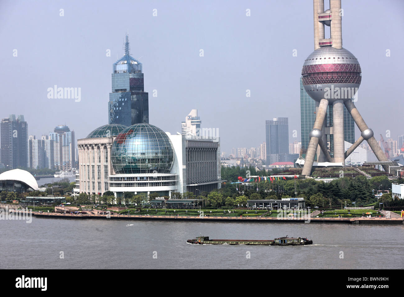 Cina Asia Shanghai Pudong Fiume Huangpu Aprile 2008 moderno skyline Oriental Pearl Tower town city Asia Foto Stock