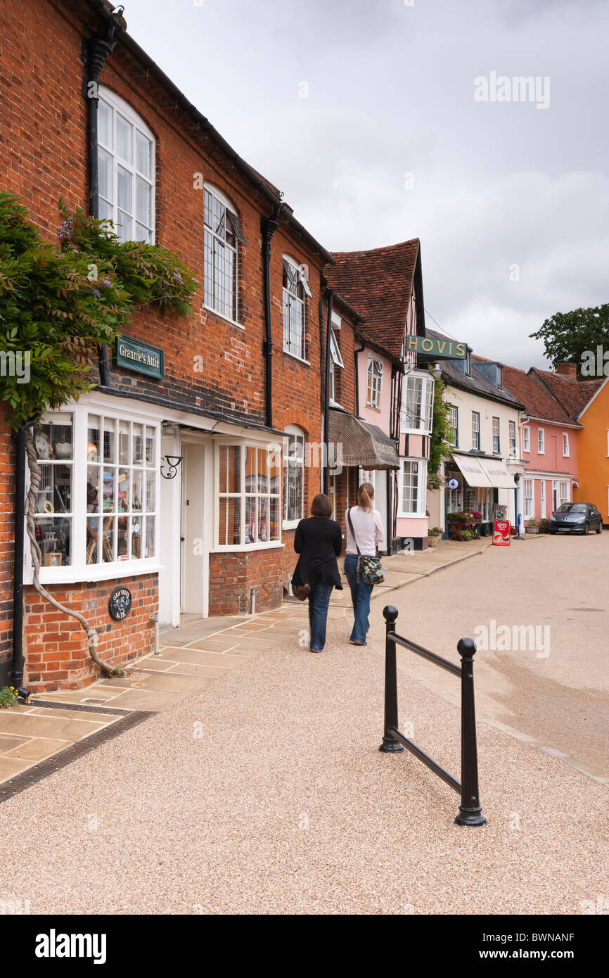 Gli amanti dello shopping nel Suffolk città mercato di Lavenham Foto Stock