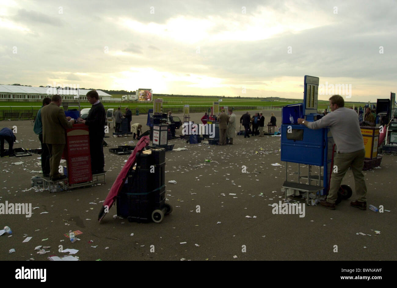 Allibratore imballaggio via dopo un giorno a Newmarket gare al Rowley Mile Foto Stock