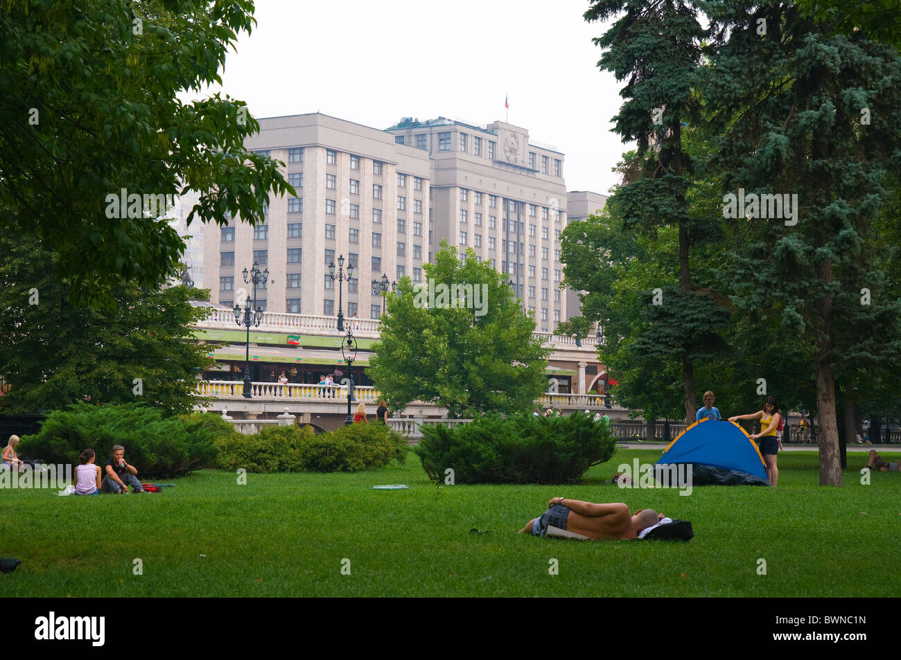 Picnic sull'erba a Mosca Alexander giardino vicino alla Duma di Stato, il parlamento russo Foto Stock